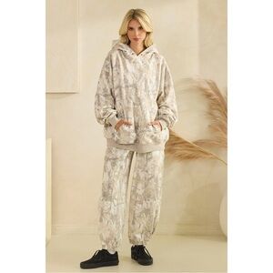 Veveret Gray Camo Fleece Joggers Pants and Hoodie Set